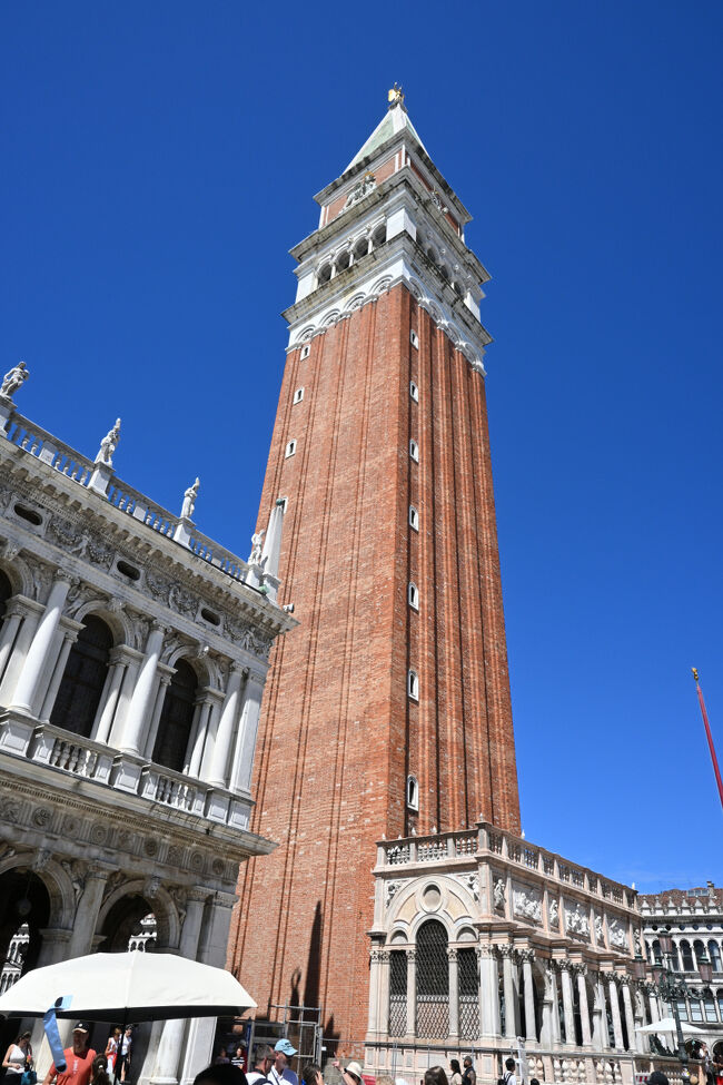 高さ約100メートルの鐘楼。年末年始にベトナムで同じようなものを見た気もするが（オマージュないしパクリ）、さすがに本物は風格が違う。