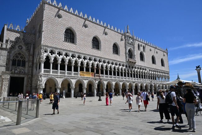 サン・マルコ寺院に隣接するドゥカーレ宮殿は、旧ベネチア共和国の総督邸兼政庁として使われた建物。外周のやたらと多い柱が遠くからでも目立つ。