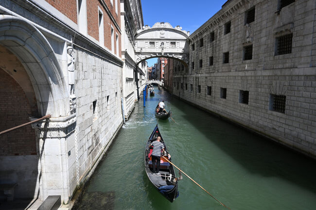 ドゥカーレ宮殿の裏手は水路をはさんで牢獄になっており、その間は渡り廊下状の橋でつながれている。投獄される囚人はこの橋を渡るときに人生最後のベネチアの光景をため息交じりに眺めたということから、ため息橋と名づけられている。