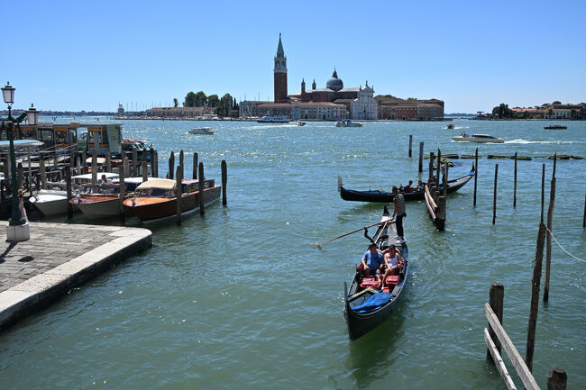 ため息橋の反対方向は海。沖合にはサン・ジョルジョ・マッジョーレ聖堂が浮かぶ。囚人も現世への未練が高まりそうな素晴らしい風景だ。