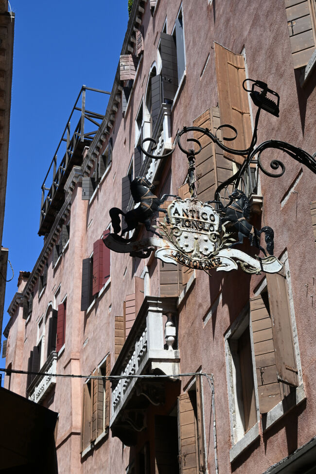 食後はぶらぶらと散歩。頭上の看板が歴史を感じさせる。