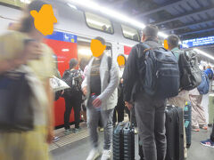 ホテルをチェックアウトし、空港駅（Zürich Flughafen）のホームへ。
９:40ごろのBrig行きのICに乗車。スイスハーフフェアカード（旅行者用の料金が半額になるチケット）と乗車券で乗りました。
ハーフフェアカードは日本でklookのサイトから120 CHFで購入し、メールで届いたPDFファイルを印刷して持っていきました。SBBのサイトからも購入でき、端末画面での表示でもOKですが、念のため紙で持っていたかったので・・・車掌さんにハーフフェアカードと乗車券を提示すればOKでした（パスポートの提示は求められなかった）。