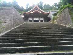 15分くらいで大神山神社奥宮へ到着．この奥宮の脇から大山に登る行者登山口があります．