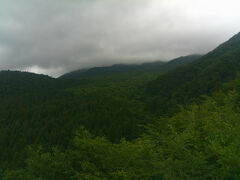 奥宮を参拝後，鍵掛峠という峠を通って山を下りました．