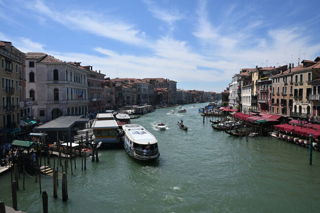 橋からカナル・グランデを望む。ベネチア感にあふれている。