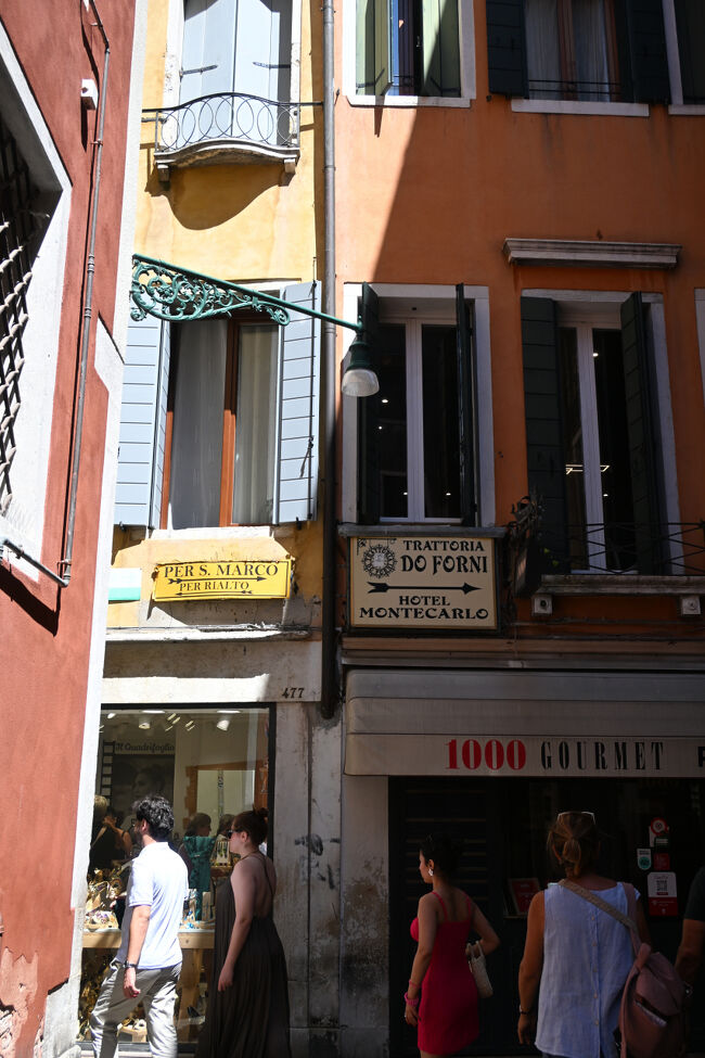 旧市街は細い路地と水路が網の目のようになっており、すれ違うのがやっというような道も多い。ガイドブックの地図はあまり役に立たず、現在地のわかるGoogleマップのお力添えがなければ全然歩けない。たまにあるサン・マルコ方面の案内板がありがたい。