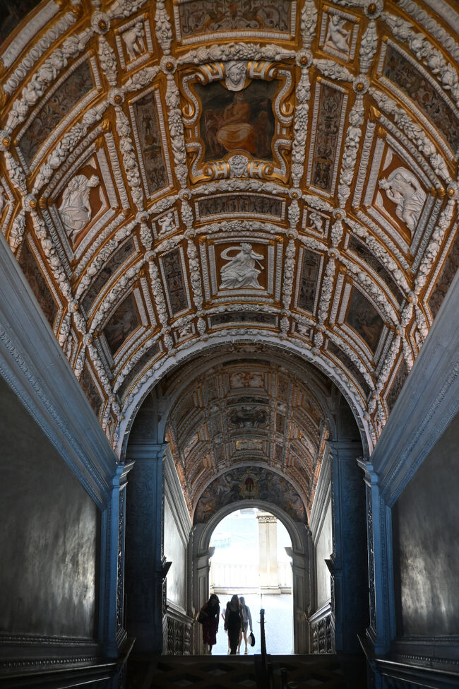 貿易で巨万の富を築いたベネチア共和国の繁栄を物語るように、宮殿内は金ぴかド派手で贅の限りが尽くされている。宮殿内に入る階段は「黄金の階段」と呼ばれ、その名のとおり金色に輝いている。当時は貴族や国賓などのVIPしか通れなかった。私なんぞが通ってよいのでしょうか。