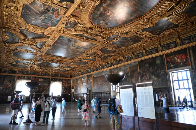 宮殿内でもっとも広い部屋が、ヨーロッパ最大級といわれる「大評議会の間」。最大2,000人を収容可能で、周囲にはベネチアを称える絵画が所狭しと飾られている。