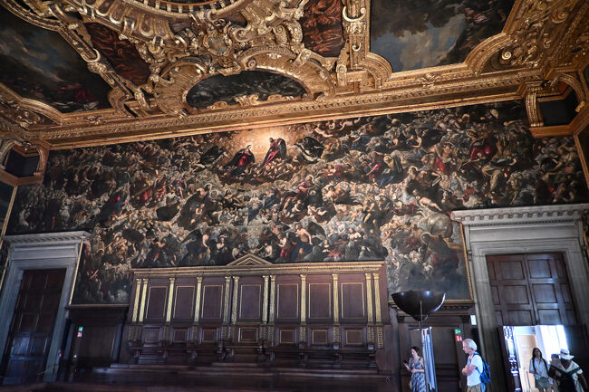 奥には世界最大のキャンバス画として知られるティントレットの「天国」がある。縦7メートル、横22メートルもあり、とにかく人が多い。朝の通勤ラッシュくらいの密集度だが、あれは天国ではなく地獄か。全部で800人くらい描かれているとか。