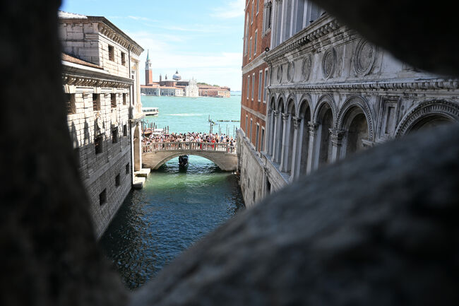 続いて、宮殿ゾーンから牢屋ゾーンへ。ため息橋からシャバをちら見し、囚人気分で牢獄に向かう。実際には現世と今生の別れというわけでもなかったようで、刑期を終えて無事に釈放されるケースも少なくなかったという。