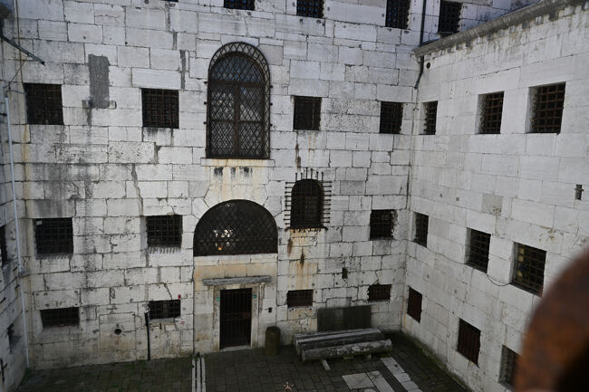 先ほどまでのゴージャスな宮殿とは打って変わって、簡素で質素なつくり。窓にはしっかりと鉄格子もはめられている。光れば影あり。