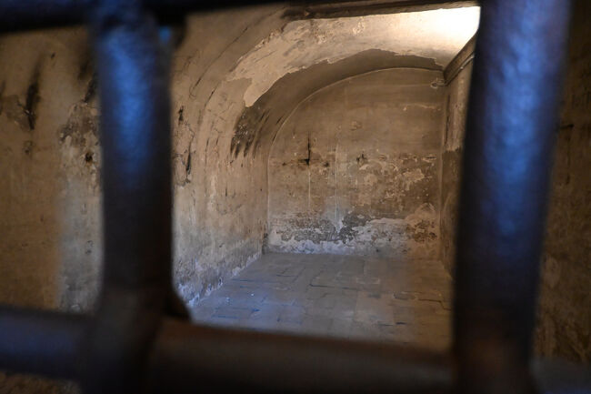 味も素っ気もない寒々しい牢獄。外の栄華との落差を痛感する。しかし、場所は一等地。東京でいえば、永田町のど真ん中に刑務所があるようなものだ。