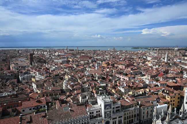 ものすごい密集ぶり。ただ、やはり交通が不便なのと、オーバーツーリズムによる家賃高騰などが原因で、旧市街の人口はピークの1/3以下となる5万人弱にまで減っているという。町を歩くと、廃墟のような建物を目にすることも少なくない。ホテルやレストランの従業員は島外から通勤している人が多いという。このままいくと、ただのテーマパークになってしまわないか。
