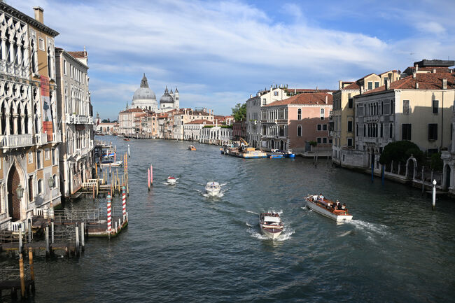 橋の上から。いちばん奥の「サンタ・マリア・デッラ・サルーテ聖堂」は、イタリアでもっとも写真に収められる建物とのこと。あのコロッセオやフィレンツェのドゥオーモをおさえてのトップはすごい。