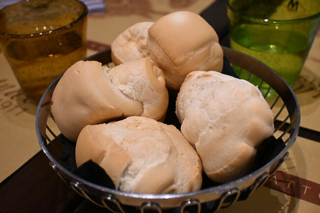 イタリアでは、どの店でも気合いの入っていないパンがつく。ボソボソとしてあまり味はなく、スコーンのような感じ。あくまでもメイン料理の引き立て役に徹しているようだ。