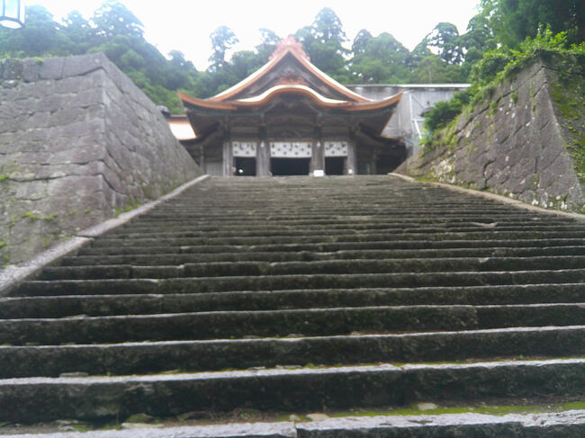 15分くらいで大神山神社奥宮へ到着．この奥宮の脇から大山に登る行者登山口があります．