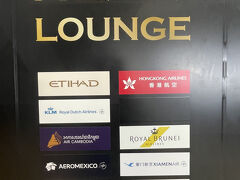 成田国際空港第1ターミナル 第1サテライト 4F（保安検査後エリア）
『NARITA PREMIER LOUNGE』

搭乗口15番ゲート付近にある航空会社共用ラウンジ
『ナリタ プレミア ラウンジ』のご案内の写真。

＜利用対象者＞
ZIPAIRも入っていますね。。

充実した食事やドリンクを提供し、様々なお客様がご出発までの時間を
上質な空間でゆっくりとお過ごしいただけます。

https://www.naab.co.jp/business/lounge.html