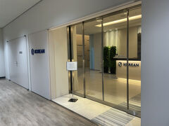 成田国際空港第1ターミナル 中央ビル 3F（保安検査後エリア）
『KAL LOUNGE』

搭乗口26番ゲート付近にある大韓航空の航空会社ラウンジ
『KALラウンジ』のエントランスの写真。

2024年6月にリニューアルオープンしました。

出国手続き後のエリアにあるので、出発時のみ利用が可能です。

ラウンジへのご入場の際は、ご搭乗券とスカイチームエリートプラス
会員カードのご提示ください。

いつもプライオリティ・パスや大韓航空のビジネスクラスに
搭乗した際に利用していましたが、新しくなってからは初潜入でした↓

<ソウル ① 成田国際空港第1ターミナル★2024年6月にリニューアル！
大韓航空の航空会社ラウンジ『KALラウンジ』『IASS エグゼクティブ
ラウンジ 1』『IASS スペリオール ラウンジ 希和 -NOA-』>

https://4travel.jp/travelogue/11956179

＜対象となるお客様＞
1. ファーストクラスのお客様
2. プレステージクラスのお客様
3. 大韓航空ミリオンマイラークラブのお客様
4. 大韓航空モーニングカームプレミアムクラブのお客様
5. スカイチームエリートプラスのお客様
6. 大韓航空モーニングカームクラブのお客様
(ラウンジの混雑状況に応じて入場制限）

＜営業時間＞
7:15～20:45
（最終受付時間 20:30）

（公式ウェブサイト）
https://www.koreanair.com/contents/plan-your-travel/at-the-airport/lounge