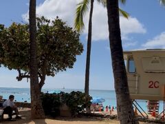 バス停付近からワイキキビーチをチラ見します
ワイキキは本当に人が多いですね