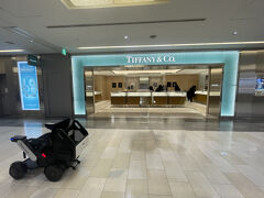 成田国際空港第1ターミナル 南ウィング 3F（保安検査後エリア）

「TIFFANY ＆ CO.（ティファニー）」の写真。
