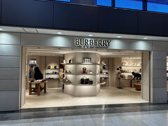 成田国際空港第1ターミナル 北ウィング 3F（保安検査後エリア）

2024年9月27日にオープンした「BURBERRY（バーバリー）」の
写真。
