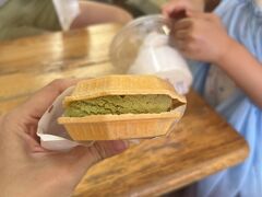 ランチの後は、すぐさまおやつ。
アイスクリーム屋さんの「からさわ」でサッパリとしたアイスモナカ。一つ150円となんでも高いこのご時世に素晴らしい経営努力。お客さんでいっぱいでした。