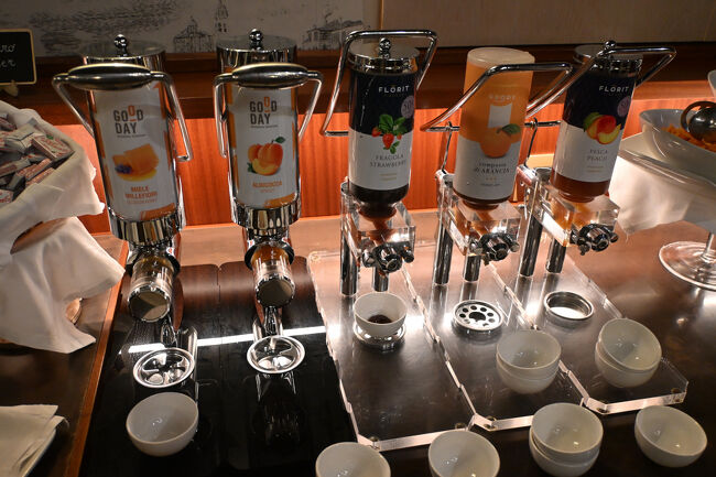 ドリンクサーバーのようなジャムサーバー。いらなくても取りたくなる。