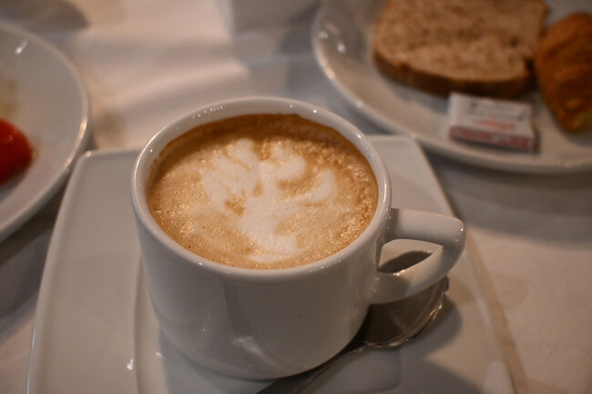 普段、コーヒーは苦くて飲めないのだが、ここは格好つけてカプチーノを頂戴した。大人の階段をのぼった気分。