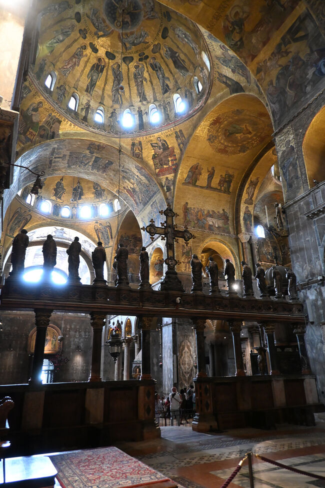 前日は外観だけ見たサン・マルコ寺院の内部を見学。金の天井が目を引く。ベネチアはとにかく派手、とにかくゴージャスという方針のようだ。豊臣秀吉の黄金の茶室なんかがあったら、意外にフィットするかもしれない。