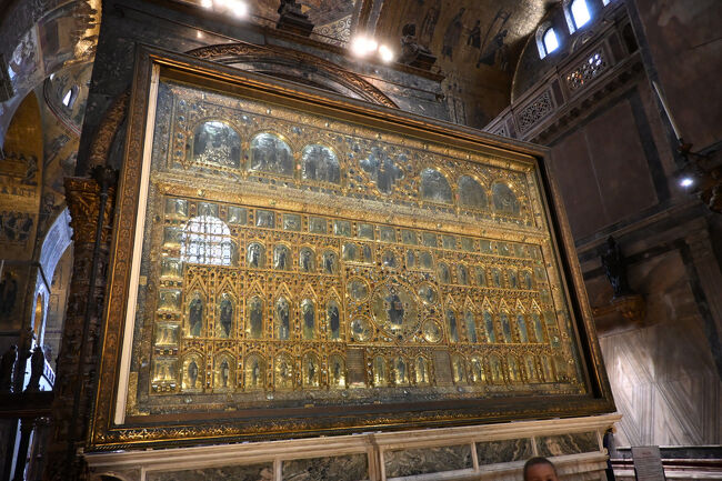 祭壇の裏には、2,000個もの宝石を散りばめた衝立「パラ・ドーロ」がある。贅も極まれり。なぜか表からは見えない位置だが、見えないところに凝るのが江戸っ子の粋、なのか？