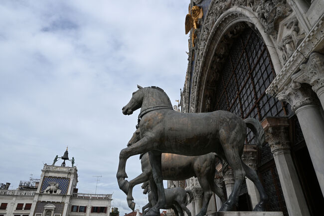 外の正面には十字軍がコンスタンティノープルから拝借してきたという馬が飾られている（現在はレプリカ）。一時はナポレオンがパリに持っていってカルーゼル凱旋門を飾ったりもしたらしい。