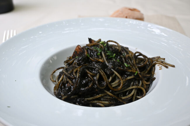 ベネチア名物のイカ墨パスタ。
