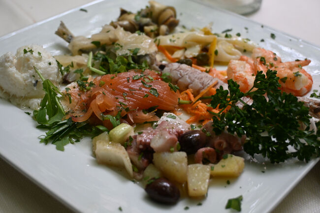 色も鮮やかな海鮮プレートはどれを食べても満足。