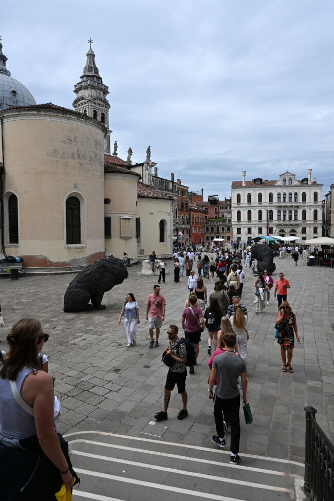 食後は腹ごなしの散歩。散歩が楽しい町である。スーツケースさえなければ。