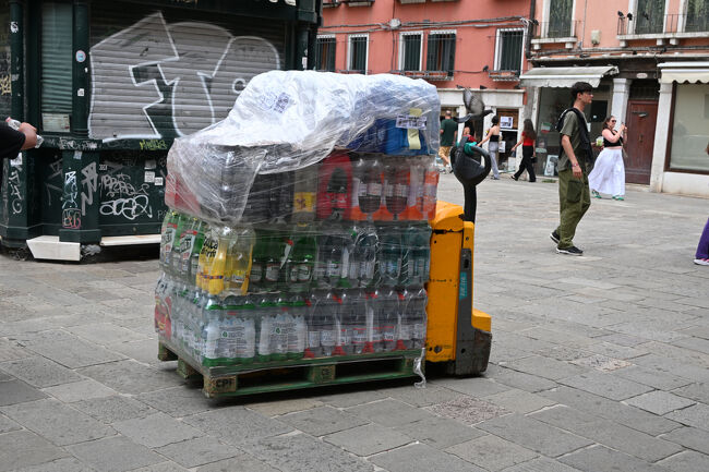 町中には星の数ほど飲食店や店舗があるが、食材や商品はどうやって持ってきているのか……というのが謎だったが、こういう装置を使って人力で輸送しているようだ。この量だと富士山頂へ運ぶのと同じくらいの困難を伴いそう。どうりで物価が高いはずだ。