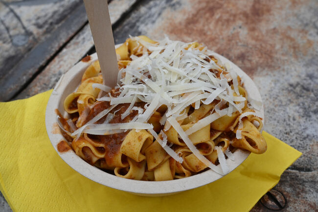 テイクアウト専門店なのでそれほど期待していなかったが、ところがどっこい。ボロネーゼは出色の出来で、本場ボローニャにもひけをとらない。チーズも掛け放題で太っ腹だ。