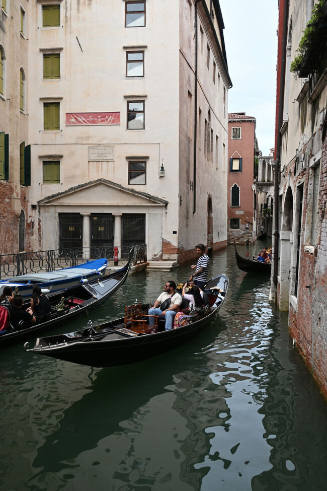 水路際にあるマルコ・ポーロの家。ただ、その新しさからわかるとおり、実際にマルコ・ポーロが住んでいた建物ではなく、「マルコ・ポーロが住んでいたと思われる家の跡地と思われる場所にある建物」といった程度のものであるらしい。