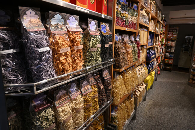 食材店の 「Pasta Di Giacomo Rizzo A. And R. Rizzo Snc」には世界各国の食材があり、なぜか日本の即席麺や調味料もあったが、ここはやはりパスタ関連を。ボロネーゼのマストアイテム、平打ち麺は外せない。