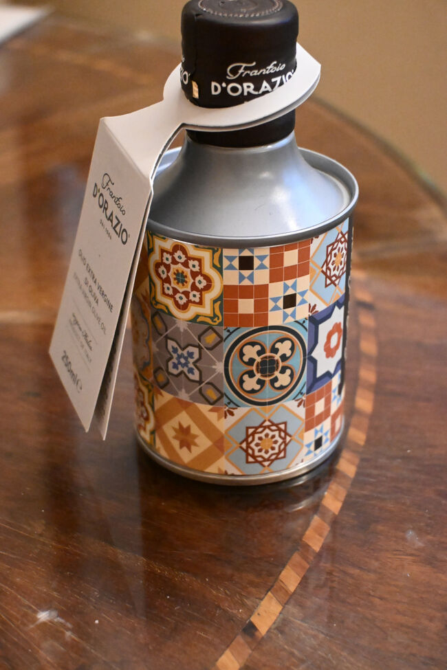 見た目がおしゃれなオリーブオイル。毎回、海外でこの類いのものを買ってくるのだが、帰国後はもったいなくて使えないというジレンマに陥る。