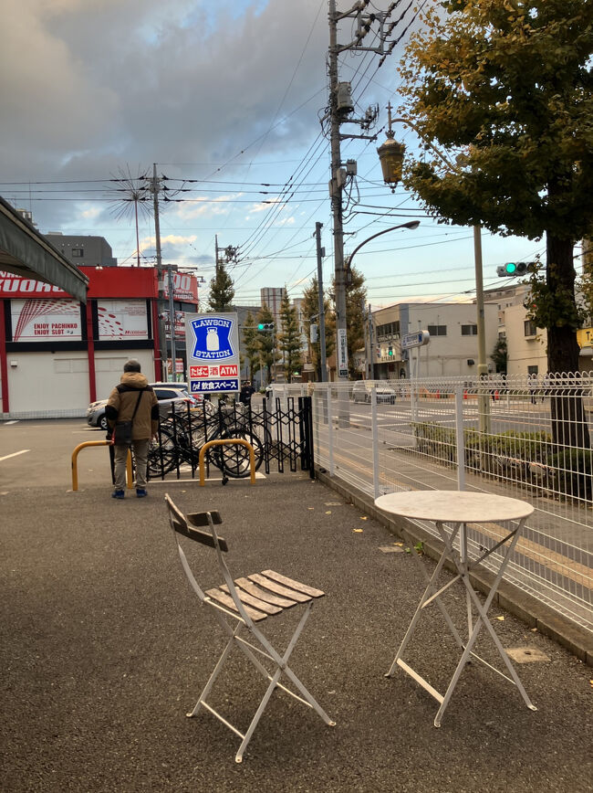駅近ローソンには寒くて誰も使用していない人の家の庭みたいな机とイス