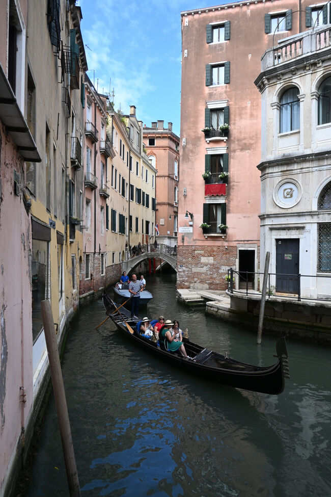 ベネチア3日目。夕方のフレッチャロッサでローマに帰るまでの時間、ベネチア本島を離れて北へ約1キロほどの距離にあるムラーノ島へ向かうことにする。