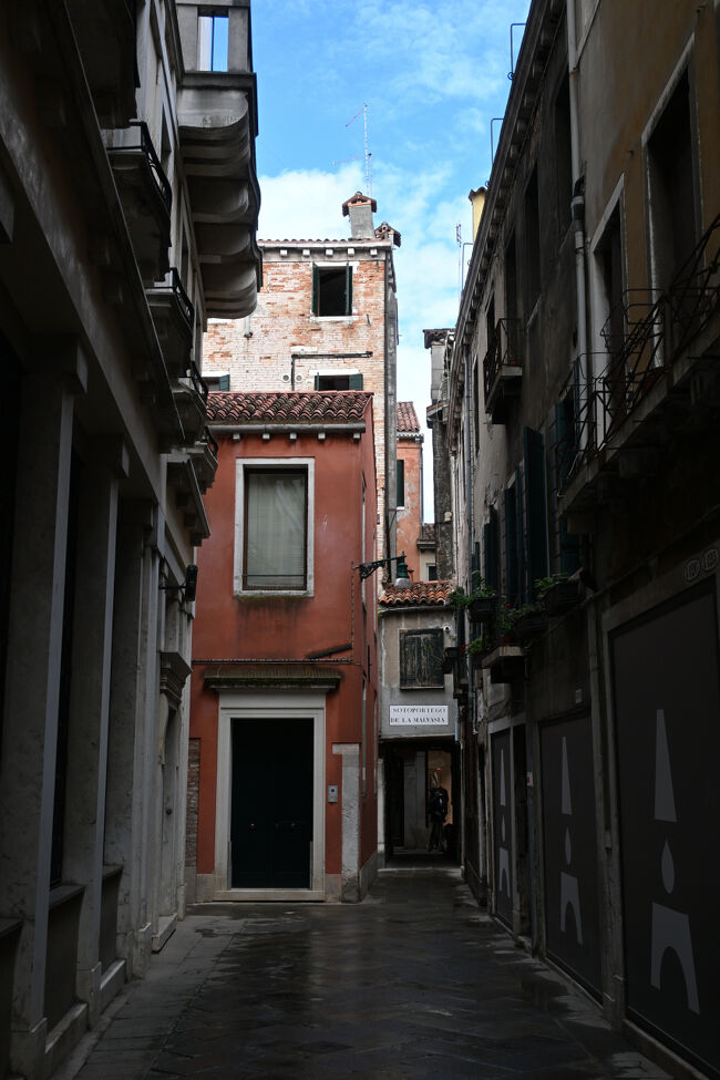 サン・マルコ広場からもムラーノ島行きの船が出ているが、北の「Fondamente Nove」というフェリーターミナルからは直行の快速船が運航しているらしい。各駅停船の遅さは身にしみている。というわけで、今日も今日とて路地を抜け、一路、北へ。