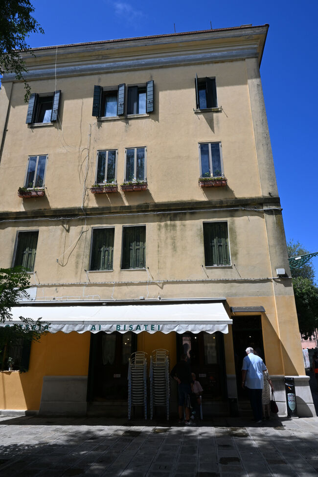 お昼はここムラーノ島の「La Perla Ai Bisatei」で。パスタが8ユーロ前後と、本島よりもかなり安い。