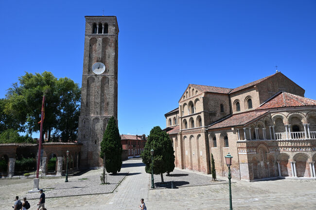 食後はぶらぶらと散歩がてら、「サンティ・マリア・エ・ドナート教会」へ。