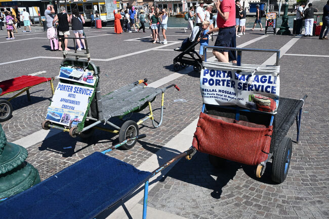 帰りの駅前で発見。こういうのに頼むと、駅からホテルまでスーツケースを輸送してくれるのだろう。使い込まれた台車から歴戦の猛者感がただよう。距離と大きさによって1個20〜40ユーロくらいらしく、高いといえば高いが、あの苦労を思えば払ってしまうぞ。