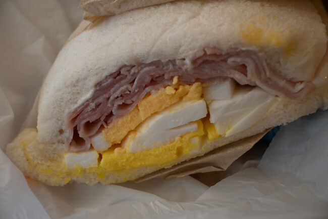 車内のお供に駅の売店で買ったサンドイッチ。イタリアのパンは気合いが入っていないと酷評したが、この店のパンはほかとまったく違う。ものすごくフワフワしている。日本の食パンよりフワフワしており、絹のごとき食感。これもベネチア名物らしい。<br />さて翌日はついに最終日。恐るべき陥穽が待ち受けていることを、この時はまだ誰もしらない。