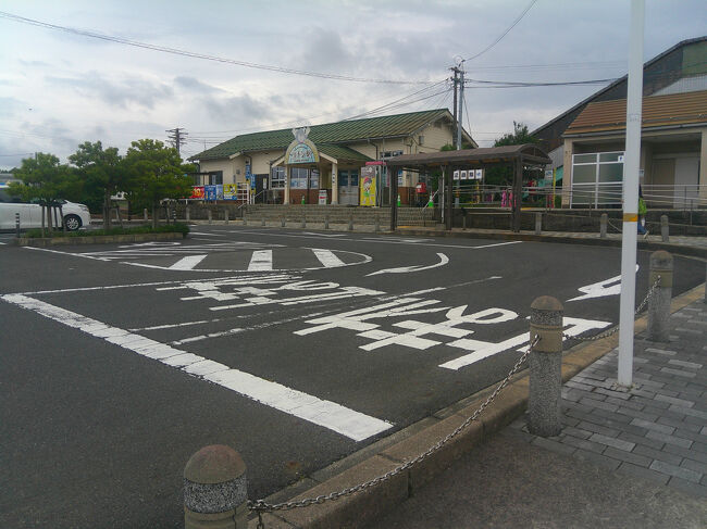 余りにも沢山の外国人観光客がいたので，近くの由良駅にも行ってみました．