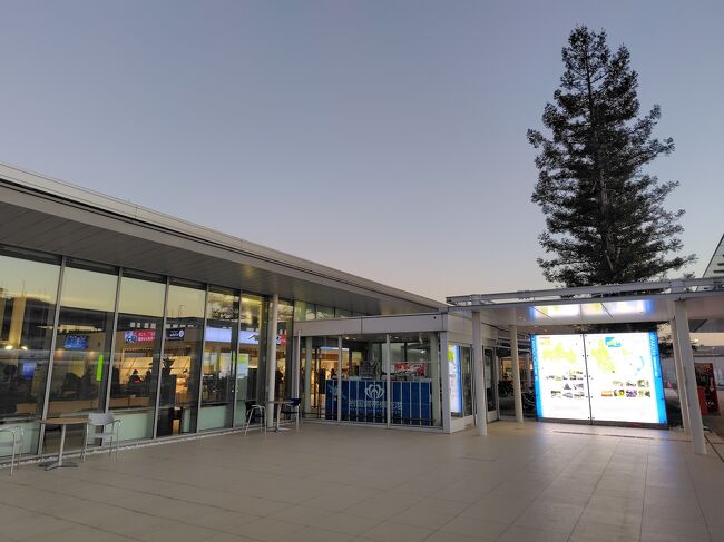 10分弱で岩国錦帯橋空港に到着です。<br /><br />実は、錦帯橋からここまで乗り換え不要のバスも1日2本あり、そちらでもこの後の羽田便に乗り継げます。<br />私は駅前で買い物したかったので、あえてバスを乗り継ぎましたが…基本は空港直通便に乗れば間違いないです。