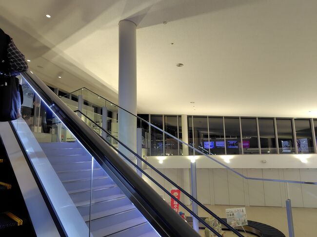 帰りの便は17:50発羽田行きANA。<br />定刻からやや遅れて搭乗が始まりました。<br /><br />ここ岩国錦帯橋空港は、米軍岩国基地の滑走路を間借りしていて、ターミナルの設備も最小限です。<br />例えば今乗ってるエスカレーターも、1台を飛行機の到着時は下り、出発時は上りで使い分けていたり。<br /><br />そんな小さな空港ですが、毎日羽田行き5便、那覇行き1便が飛ぶので、意外と使い勝手は良好です。<br />宮島からも、広島空港より明らかに近いので…帰りにちょっと錦帯橋を見て、岩国空港から帰る、というプランはおすすめです。