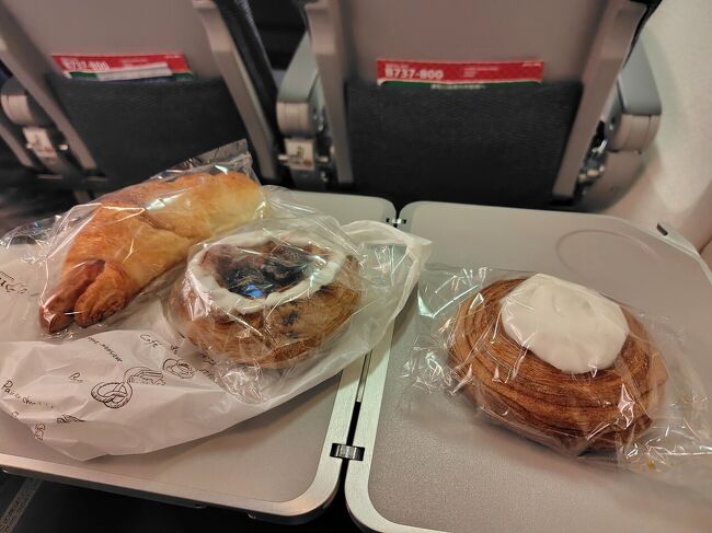 離陸後の機内で、アンデルセンさんで購入したパンをいただきます。<br /><br />左から、ソーセージクロワッサン、ブルーベリーロール、デンマークロール。<br />ブルーベリーが想像以上に大粒で驚きました。<br />流行り廃りに流されない、こういう昔ながらのパン、好きなんですよね。